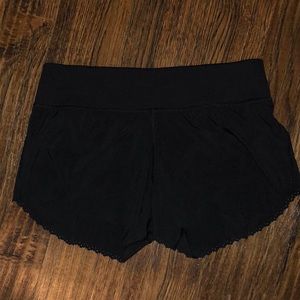 LULULEMON BLACK SCALLOPED SHORTS